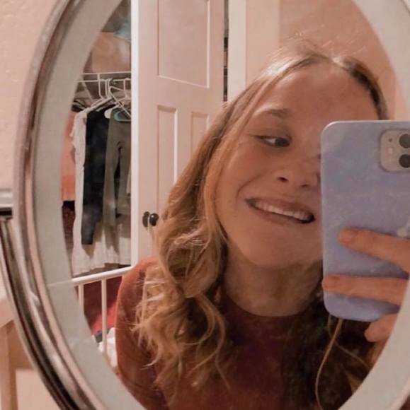 Profile Picture of Brynlee Paluso (@brynleesue) on Poshmark