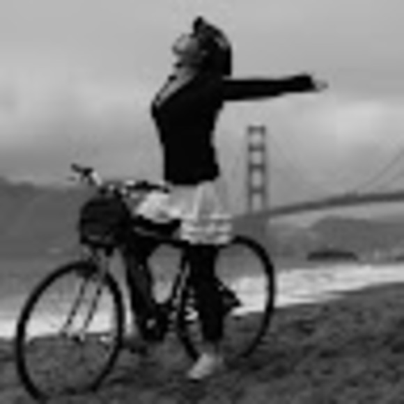 Profile Picture of Amanda Nascimento (@mandinhasummer) on Poshmark