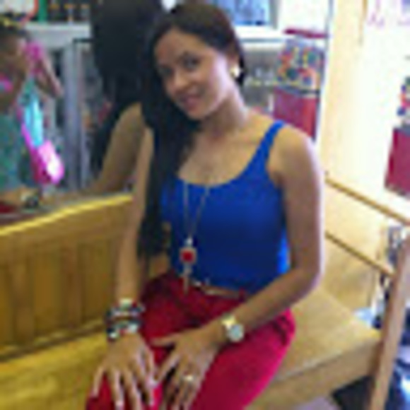 Profile Picture of Glenny Vargas (@glennyvargas04) on Poshmark