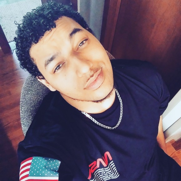 Profile Picture of Kease Reshawn (@keassey) on Poshmark