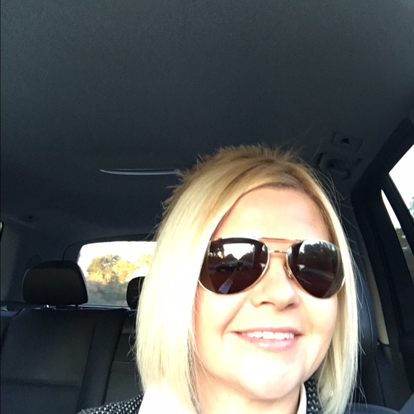 Profile Picture of Samantha Rudolph (@rudysblonde) on Poshmark
