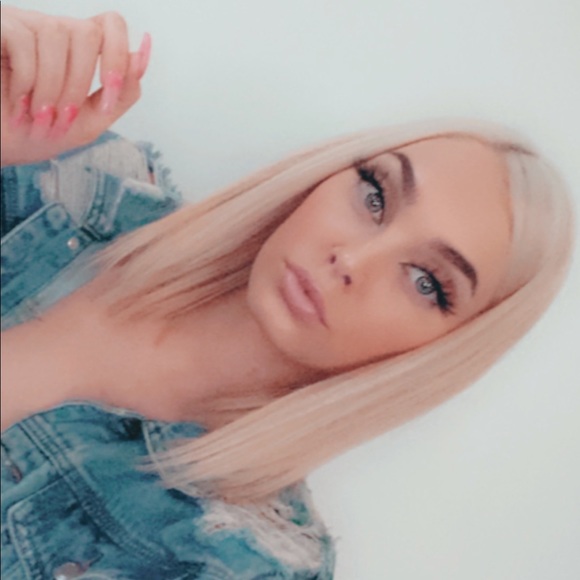 Profile Picture of Taylor Hoyt (@ayootaylor) on Poshmark