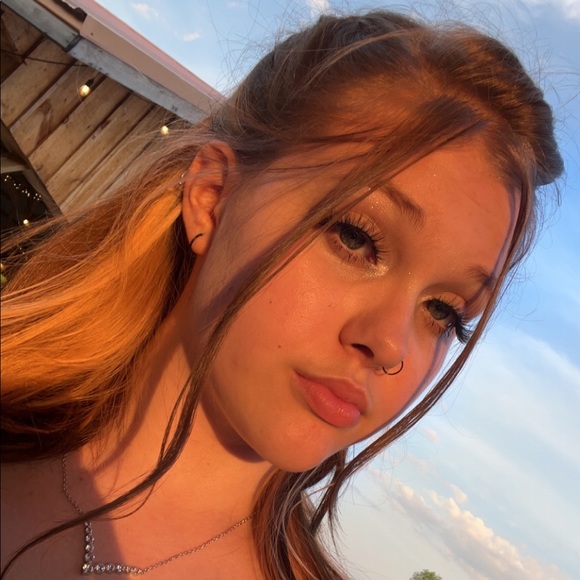 Profile Picture of Faith Amendolare (@faithamendolare) on Poshmark