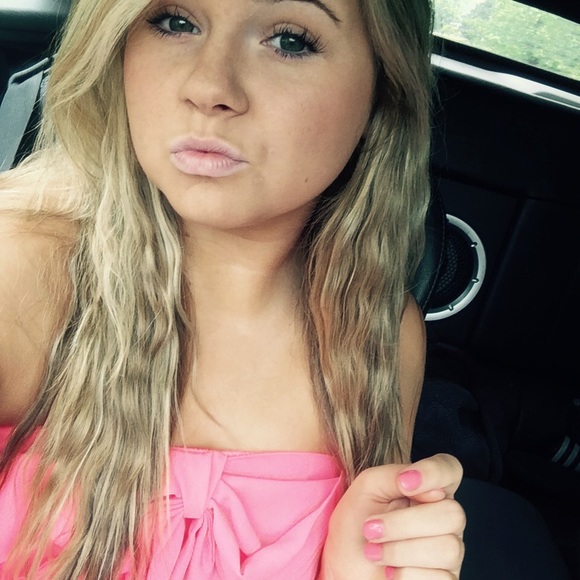 Profile Picture of Savannah Schauer (@vannahlyn) on Poshmark