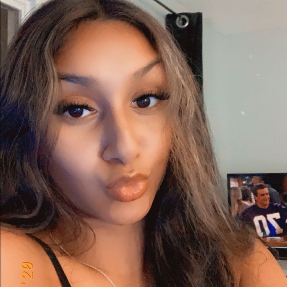 Profile Picture of Maya Fernandes (@fernandesmaya35) on Poshmark