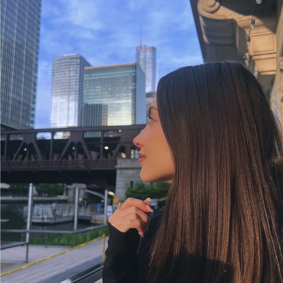 Profile Picture of Nelli Nelli (@toonelly) on Poshmark