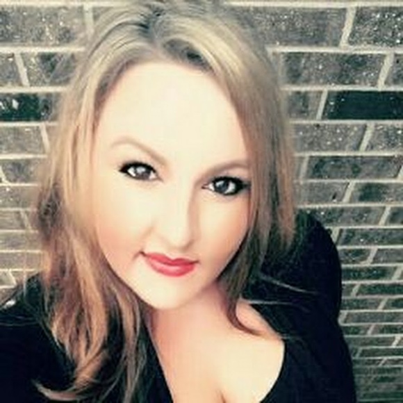 Profile Picture of Mackenzie Huff (@mckhuff) on Poshmark