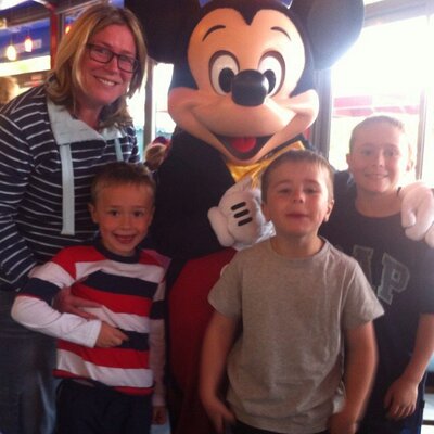 Profile Picture of Tony Henshaw (@digbyellison) on Twitter