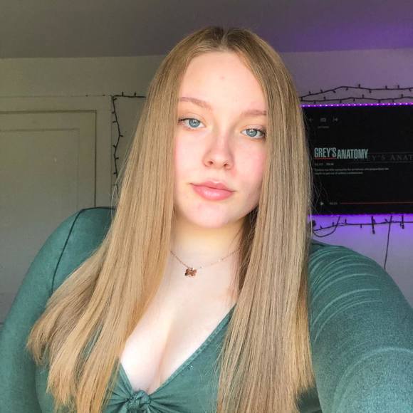 Profile Picture of Devon Rich (@devon_rich) on Poshmark