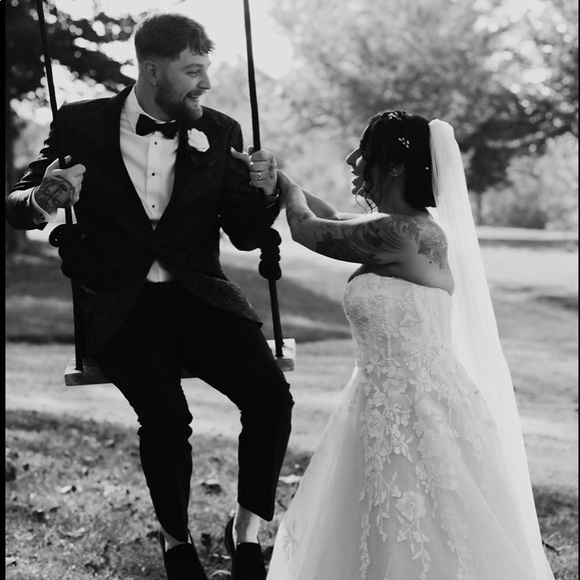 Profile Picture of Lisa Eddins (@lmy598) on Poshmark