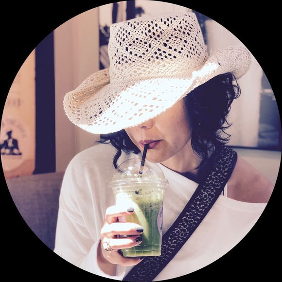Profile Picture of Christine Leung (@cmomo1) on Poshmark