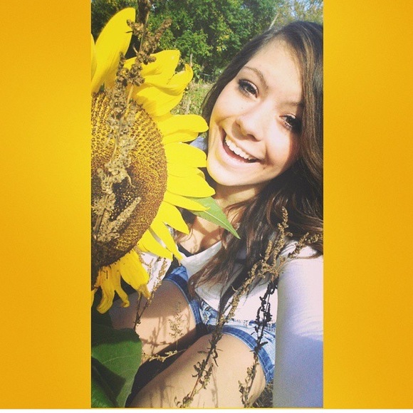 Profile Picture of Peyton Halbakken (@peytonhalb) on Poshmark