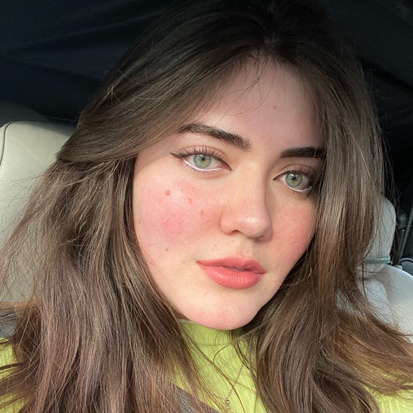 Profile Picture of Audrey Stuehmer (@fashionobsess01) on Poshmark