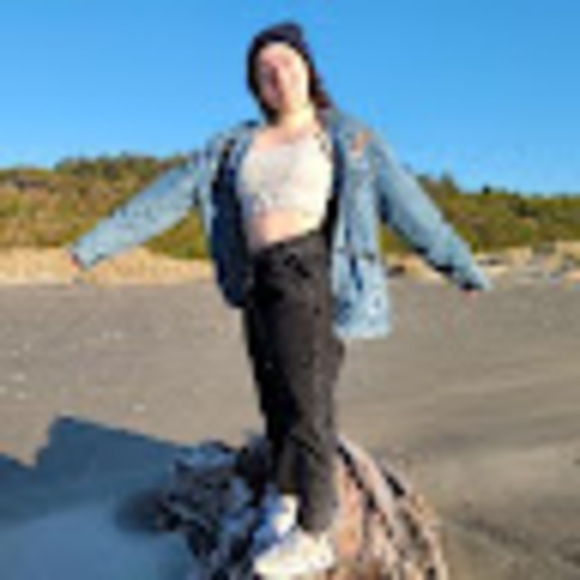 Profile Picture of Hannah Voigt (@hannahlove5465) on Poshmark