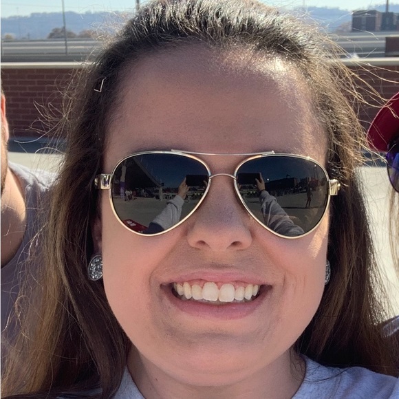 Profile Picture of Courtney Gossett (@clb1296) on Poshmark