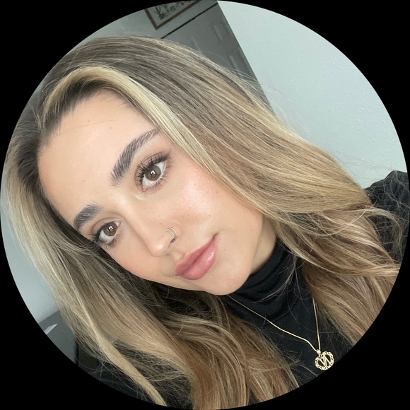 Profile Picture of Nicole Drivas (@nicoledrivas17) on Poshmark