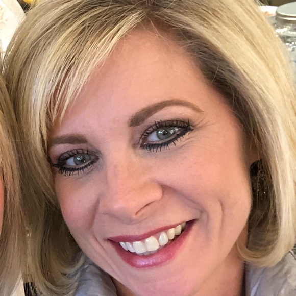 Profile Picture of Courtney Arkeen (@courtneyarkeen) on Poshmark