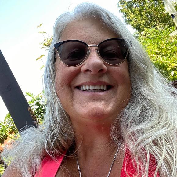 Profile Picture of Diane Rebner (@drebner) on Poshmark