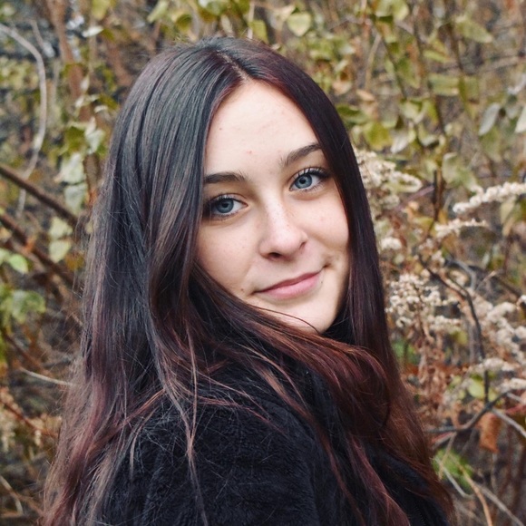 Mia Diluzio - Poshmark Profile Picture of Mia Diluzio (@mia_diluzio) on Poshmark