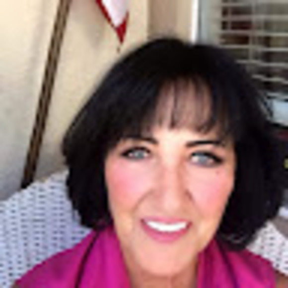 Profile Picture of Laura Vadbunker (@vadbunker) on Poshmark