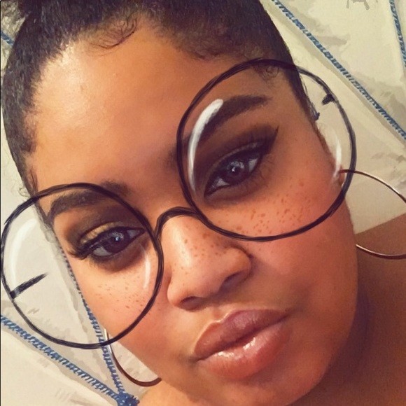 Profile Picture of Amber Smoot (@ambriellemarie) on Poshmark