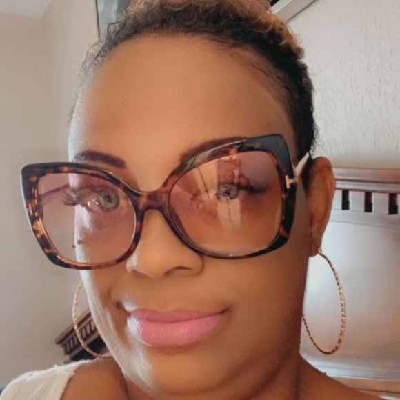 Profile Picture of Pinkey Pinkey (@sobrinam15) on Poshmark