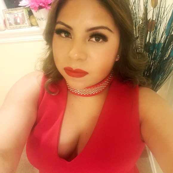 Profile Picture of Veronica Barrales (@juarezarcelia07) on Poshmark