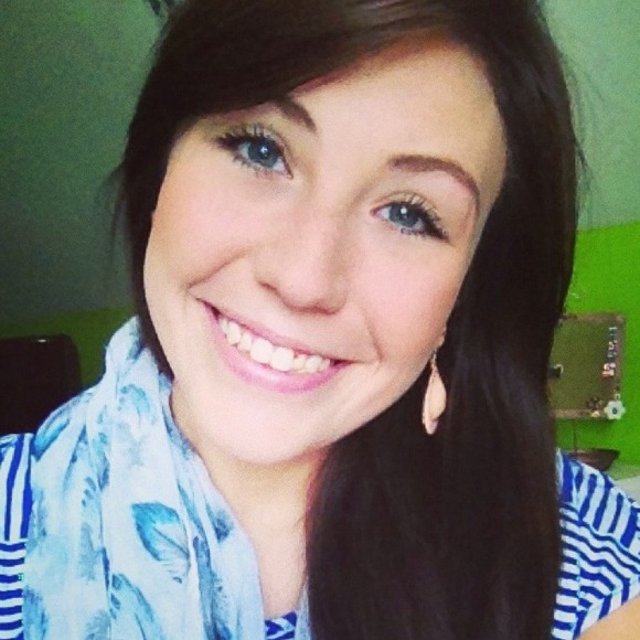 Profile Picture of Roree Colaluca (@roreecola) on Poshmark
