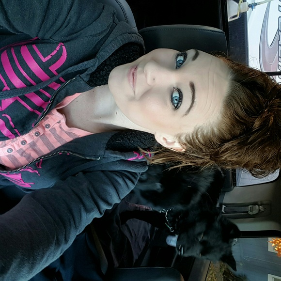 Profile Picture of Kayla Andreassen (@andreassen81) on Poshmark