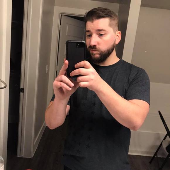Profile Picture of Matt Maxwell (@maxwell2oo9) on Poshmark