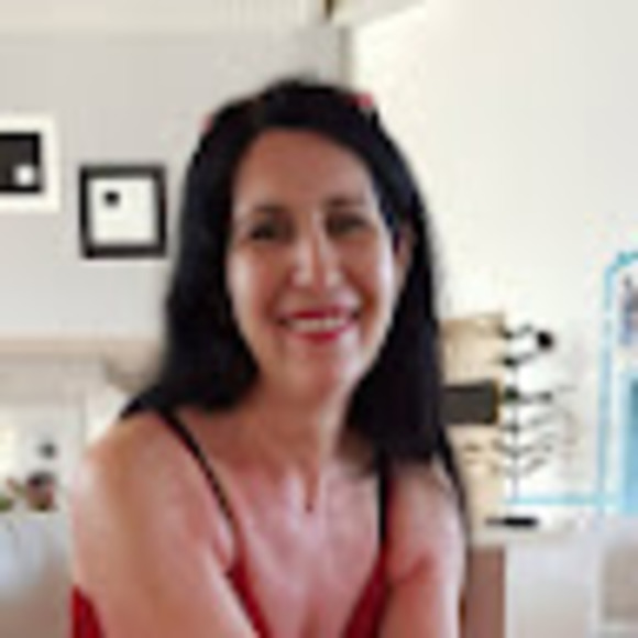 Profile Picture of Daniela Moldovan (@demakturda) on Poshmark
