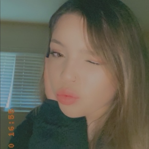 Profile Picture of Gloree Aranda (@gloreearanda) on Poshmark