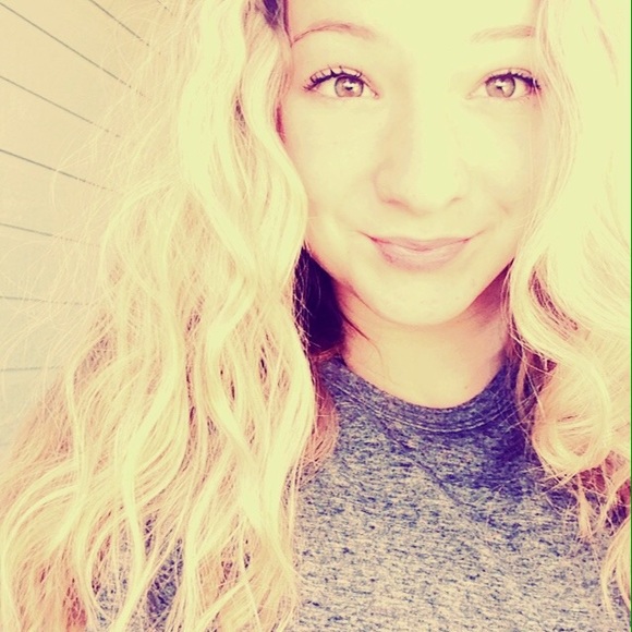 Profile Picture of Alesha Chadwick (@aleshachadwick) on Poshmark