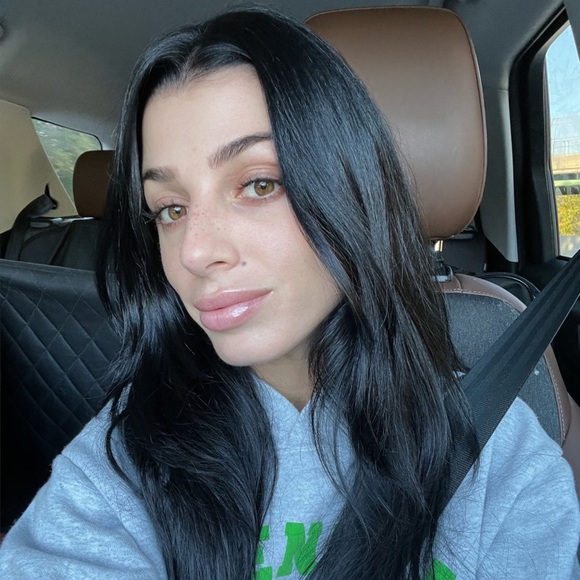 Profile Picture of Amanda Mazza (@amazza11) on Poshmark