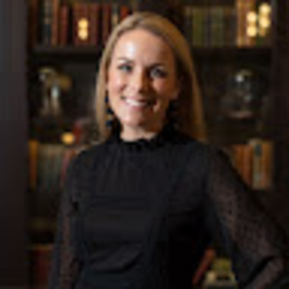 Profile Picture of Lisa Simmermon (@lisasim83) on Poshmark