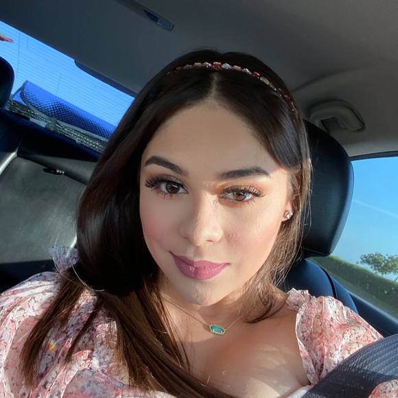 Profile Picture of Vianey Cantu (@vianeycantu16) on Poshmark