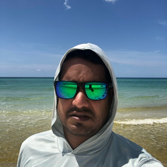 Profile Picture of Luis Vizcarrondo (@luisvizcarrondo) on Poshmark