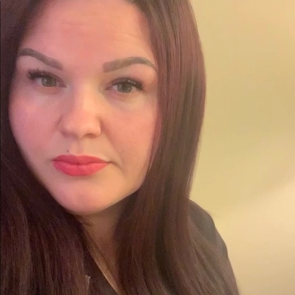Profile Picture of Amanda Carrier (@amandacarriee) on Poshmark