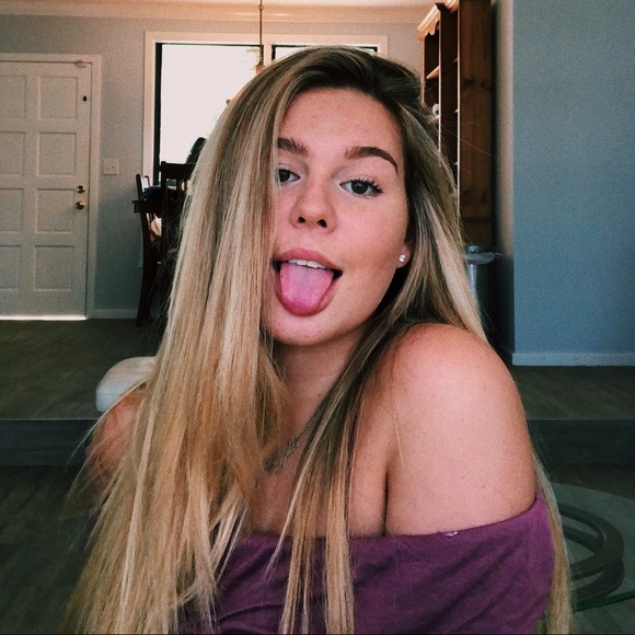 Profile Picture of Skylar Smith (@skylarsmarie) on Poshmark