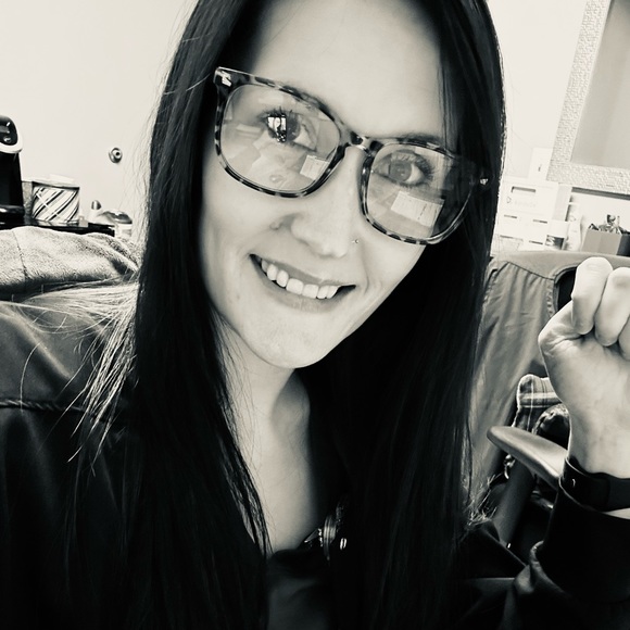 Profile Picture of Sarah Detillion (@neveah2318) on Poshmark