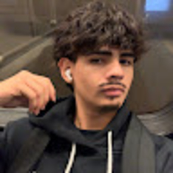 Profile Picture of David Sabillón (@davidsabiv) on Poshmark