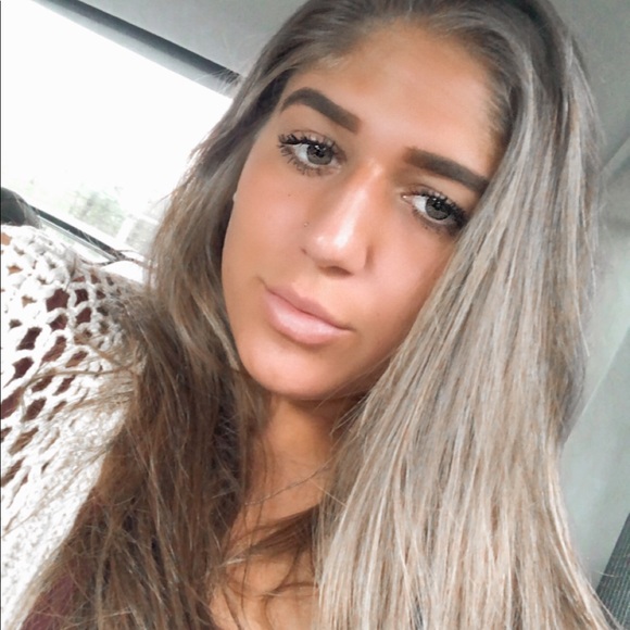 Profile Picture of Shantel Springer (@shan_springer) on Poshmark