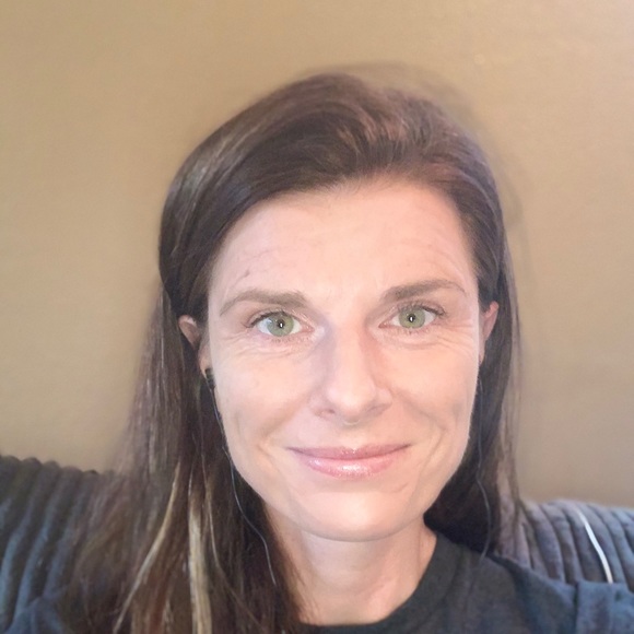 Profile Picture of Paula Burton (@paulajbb) on Poshmark