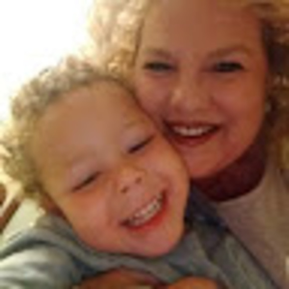 Profile Picture of Paula Savoy (@paula_savoy) on Poshmark