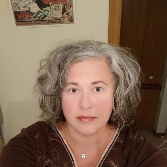 Profile Picture of Hannia Lenyk (@hlenyk72) on Poshmark