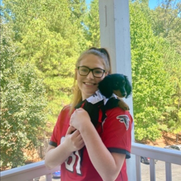 Profile Picture of Taylor Greer (@taygreer37) on Poshmark