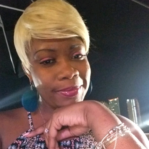 Profile Picture of Nakia Mackey (@nmackey15) on Poshmark