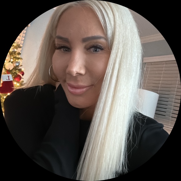 Profile Picture of Robin Nuzzolo (@robinnuzzolo18) on Poshmark