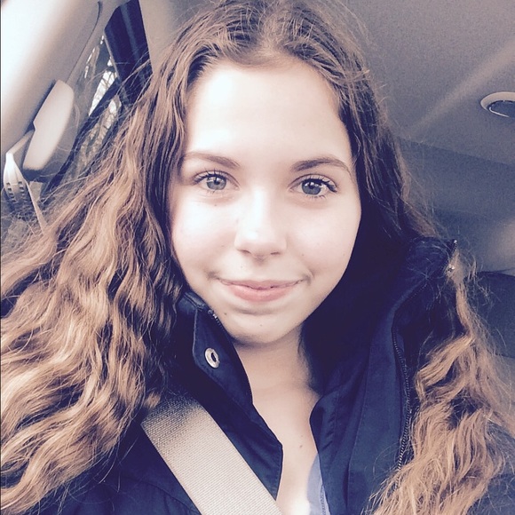 Profile Picture of Emma Simonsen (@emma_simonsen) on Poshmark