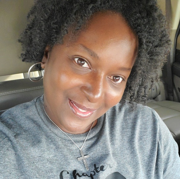 Profile Picture of Leslie Gulley (@daiquon25) on Poshmark